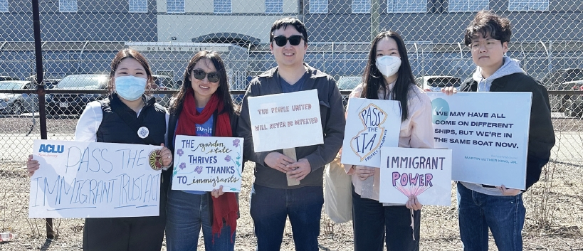 뉴저지 민권센터는 지난 11일 뉴저지이민자정의연맹 등 여러 단체들과 함께 뉴왁에 있는 델라니홀 앞에서 연방정부의 대규모 이민자 단속을 규탄하는 한편, 주정부의 이민 구치소 시설 확대에 반대하는 시위를 벌였다. 이 시설은 2011년부터 2017년까지 이민자 구금 시설로 사용되었으나 이후 폐쇄되었으며, 최대 1000명을 수용할 수 있는 시설로 재개장될 예정이다.  [뉴저지 민권센터]