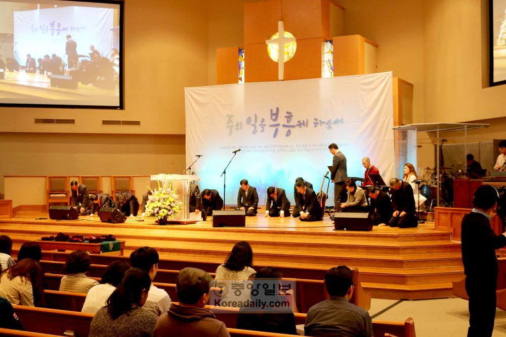 아틀란타 연합장로교회 문정선 임시담임목사와 당회원들이 24일 오전 예배에서 무릎을 꿇고 사죄의 뜻을 전하고 있다. 