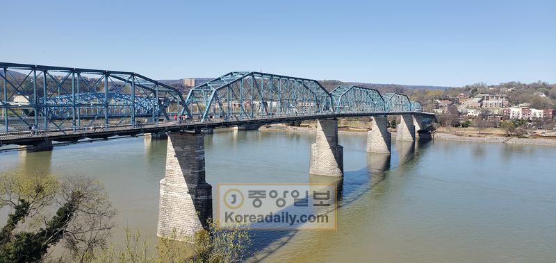 철거 위기에서 세계에서 가장 긴 보행자 전용다리로 거듭난 월넛스트리트교(Walnet ST. Bridge). 채터누가 도심을 흐르고 있는 테네시강을 남북으로 잇는 명물이다. [중앙포토]