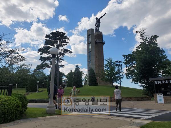 Vulcan Museum & Park : 로마 신화 속 불과 제련의 신 벌컨(Vulcan) 동상이 우뚝 솟아 있다. 세계 최대 규모의 주철 조각상이다. 이곳에선 버밍햄 시가지가 한 눈에 내려다보인다.