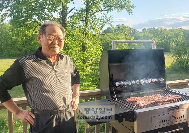 애틀랜타를 방문한 이원택 선생. 스와니 친구 집에서 직접 고기를 굽고 있다.