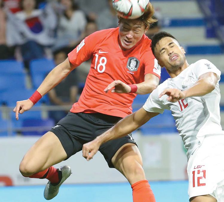 파울루 벤투 감독이 이끄는 한국 축구 국가대표팀이 7일 아랍에미리트 두바이 알 막툼 스타디움에서 열린 2019 AFC 아시안컵 UAE 조별 라운드 C조 필리핀과의 경기에서 황의조가 상대와 공중볼을 다투고 있다. [연합뉴스]