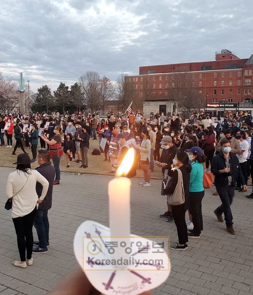 지난 21일 저녁 내슈빌 다운타운에서 열린 인종차별 및 아시안 혐오범죄 근절을 위한 촛불집회 모습. 