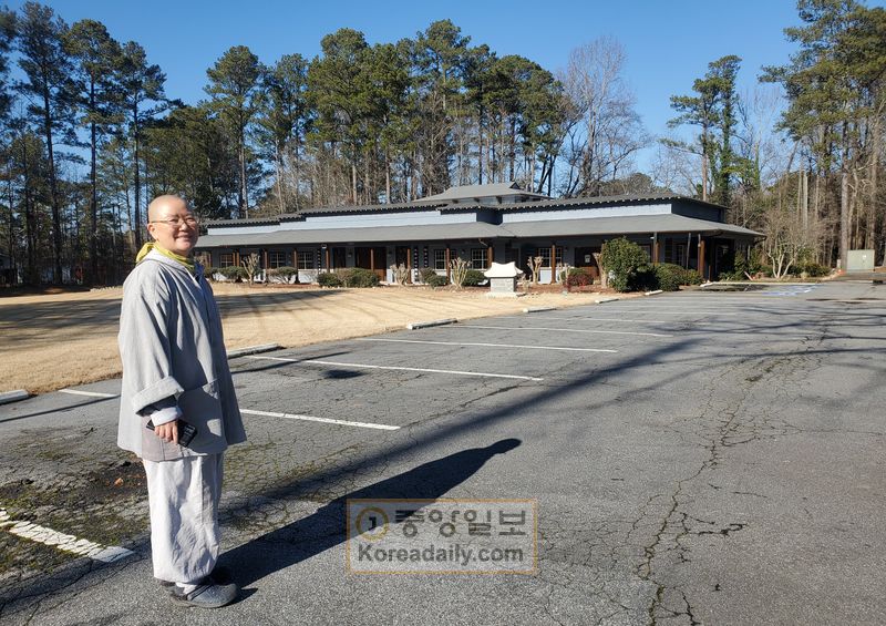 애틀랜타 전등사 전경. 주지 수인스님이 창건 과정과 부대 시설 등을 설명하고 있다.  