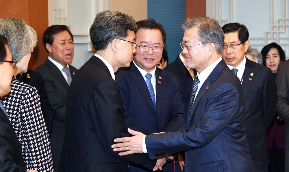 문재인 대통령이 김현종 국가안보실 2차장과 인사하고 있다. [청와대사진기자단]   